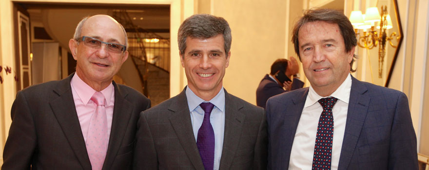 Josep Ignasi Hornos, presidente de ACES, Adolfo Fernández-Valmayor y Lluís Monset.