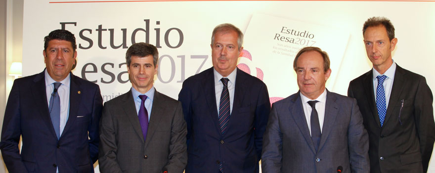 Manuel Vilches, Adolfo Fernández-Valmayor y Luis Mayero, director general, secretario y presidente, respectivamente, del IDIS, junto a Javier Castrodeza, secretario general de Sanidad del Ministerio; y Nicolás Guerra, director general de Clínicas IMQ. 