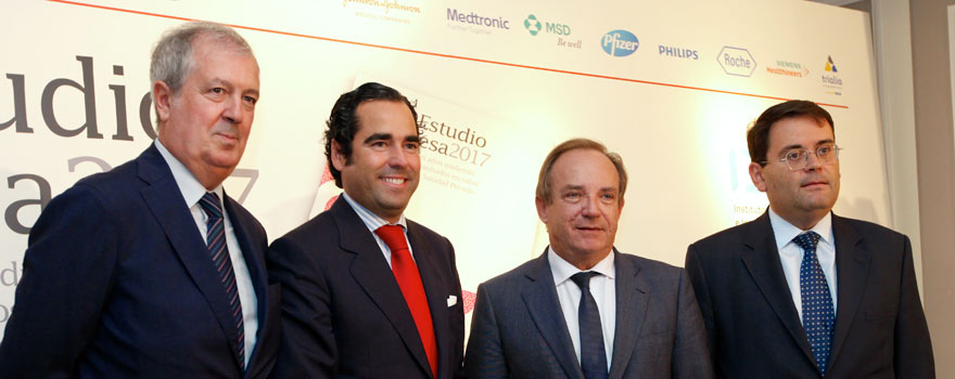 Luis Mayero posa con Antonio Sánchez Díaz, director general de Muface, Javier Castrodeza y Gustavo Blanco, gerente de Mugeju. 