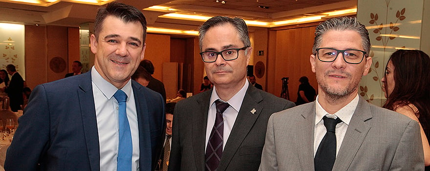 Juan Antonio Serrano, director de la oficina principal de Alcorcón del Banco Sabadell; Juan Ramón Velasco, vicerrector de la Universidad de Alcalá; y Juan Antonio Melero, vicerrector de la Universidad Rey Juan Carlos. 