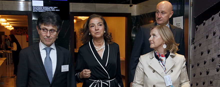 Humberto Arnés, Carmen Vela y Margarita Alfonsel, secretaria general de Fenin. Al fondo, Jordi Martí.