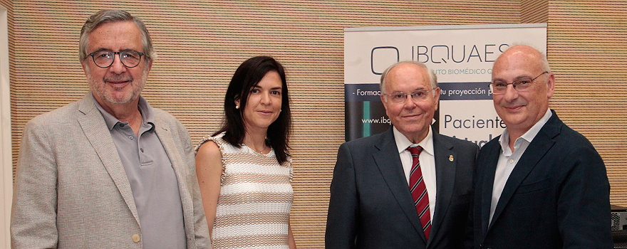 Javier Benítez, asesor científico de la Fundación Quaes; Miriam Pastor, secretaria de la Fundación Quaes; César Nombela, presidente de la Fundación Quaes; y Francisco Mojica, investigador del departamento de Fisiología, Genética y Microbiología en la Universidad de Alicante. 