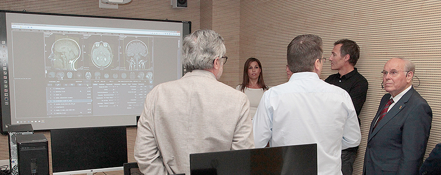 El presidente de la Fundación Quaes durante la visita al aula de simulación del IBQuaes. 