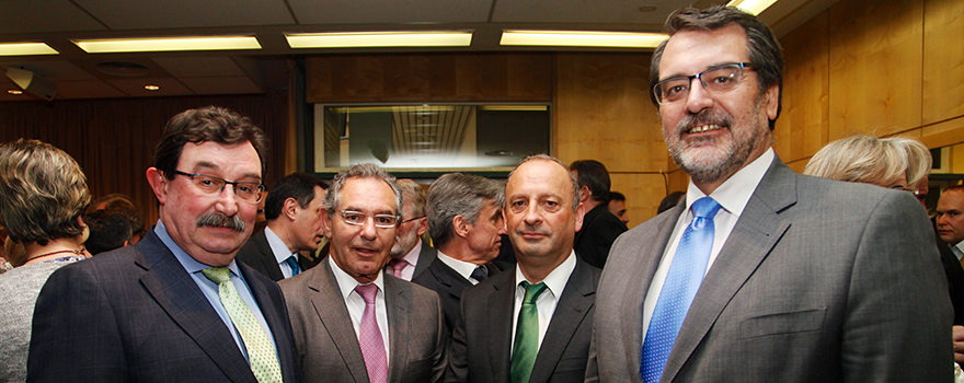 Prados posa con su predecesor en el cargo, Julio Zarco, y con el consejero, Jesús Sánchez Martos.