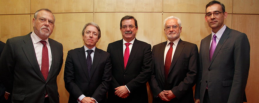 Prados posa con su predecesor en el cargo, Julio Zarco, y con el consejero, Jesús Sánchez Martos.