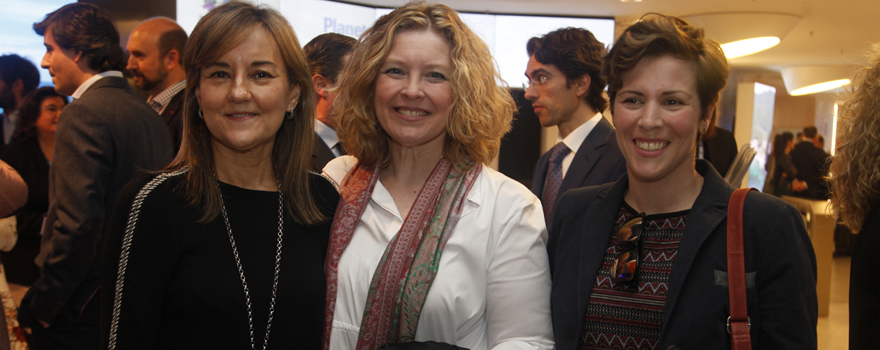 Consuelo Martín de Dios, directora general del Instituto Roche, junto a Marta Fuentes y Eugenia Pozo, ambas de Melanoma España.