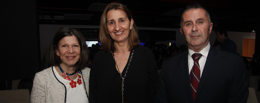 Marcela Núñez y Raquel Velázquez, ambas de Roche Farma. En la derecha, Paco Aguilar, de Roche Diagnostics. 