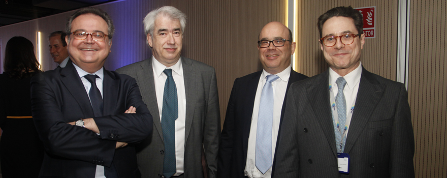 Ramón Colomer, jefe de Oncología del Hospital de La Princesa de Madrid; Emili Esteve y Javier Urzay, director técnico y subdirector general de Farmaindustria, y Miguel Martín, presidente de SEOM. 