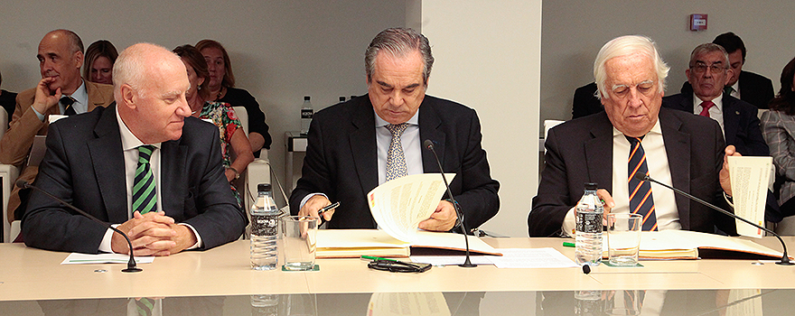 Faustino Blanco, secretario general de Sanidad, Jesús Aguilar, presidente del Consejo General de Farmacéuticos, y Carlos Espinosa de los Monteros, Alto Comisionado para la Marca España.