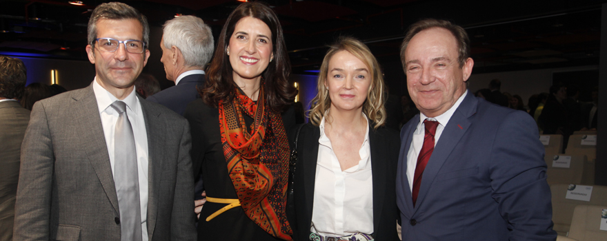 Miguel Ángel Calleja, presidente de la SEFH; Mónica Palomanes, directora de Regional Access & Business de Roche; María García de Parada, gerente de SEOM, y José Javier Castrodeza. 