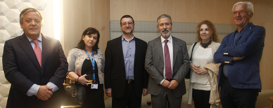 Julio Ancochea, jefe de Neumología del Hospital Universitario de La Princesa de Madrid, y Carmelita Rodríguez, de Roche. A continuación, Carlos Lines, Ruth Córdova y Joaquín Rallado, todos de Afefpi. 