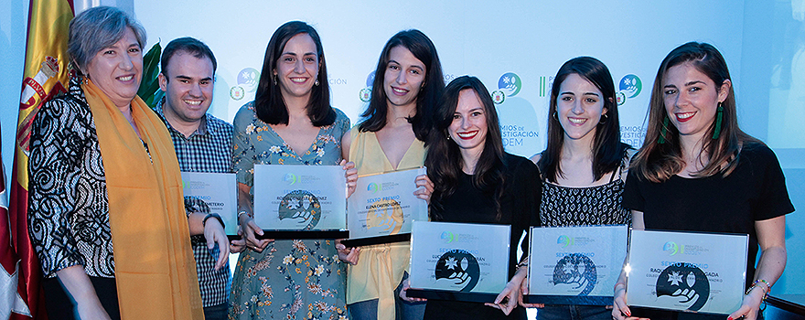  Lourdes Casillas, directora del departamento de Enfermería de la Universidad Autónoma de Madrid, otorga el sexto premio a  Rocío González, Laura Barés, Lucía Caffarena, Elena Castro, Raquel Martínez y Alejandro Pérez.