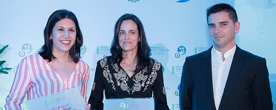 Raquel Martín y María Teresa Blázquez reciben el cuarto premio de manos de Daniel Banderas, enfermero del Hospital del Tajo y ganador de la primera edición de premios del Codem.