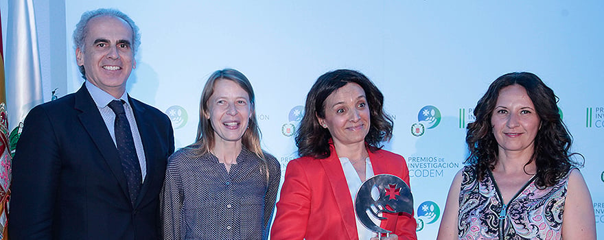 Enrique Ruiz Escudero entrega el primer premio a Judith Fontanet, Nuria Ramos, Asunción Mateos y María Jesús Martín del Hospital Universitario Fundación Alcorcón.