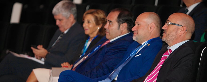 Las autoridades escuchando la conferencia magistral de Leopoldo Abadía, ingeniero industrial y experto en economía.