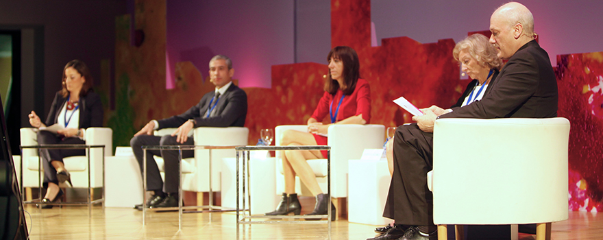 Mamen Vivancos, subdirectora de Infraestructuras de los Hospitales de Vinalopó y Torrevieja; Pedro M. López, del Servicio de Ingeniería del Hospital Clínico Universitario de Valencia; Juana Requena, subdirectora médica del Departamento de Salud de Elda; Isabel González, gerente del Departamento de Salud de Alicante; y Juan Antonio Gómez, coordinador de Tecnología, Infraestructuras e Innovación del Departamento de Salud de Alicante.