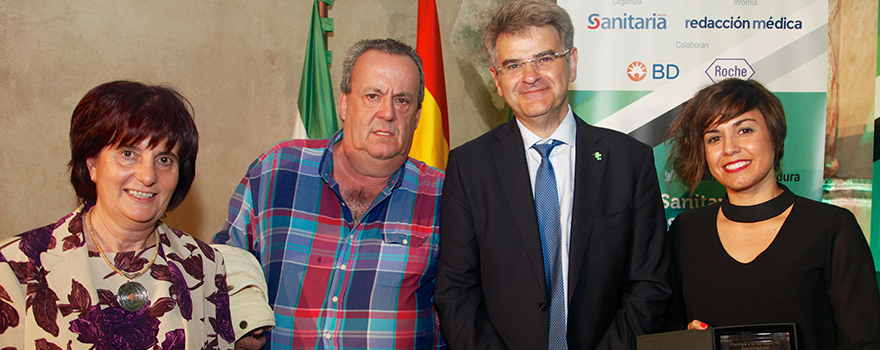 Pilar Guijarro, directora general de Salud Pública; José Carlos Molina, asesor de la Consejería, Ceciliano Franco; y la premiada, Nazaret García Sanguino.