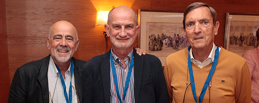 César Picado Vallés, catedrático emérito de Medicina en la Universidad de Barcelona; Miguel Barrueco Ferrero; y Carlos Villasante, jefe de Sección de Neumología del Hospital La Paz.