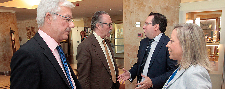 Segismundo Solano Reina, coordinador de la Unidad de Tabaquismo del Hospital General Universitario Gregorio Marañón; Carlos Jiménez Ruiz; Graciliano Estrada Trigueros, presidente de la Sociedad Castellano-Leonesa y Cántabra de Patología Respiratoria; y Elena Bollo de Miguel, jefa de la Unidad de Neumología del Complejo Asistencial de León.