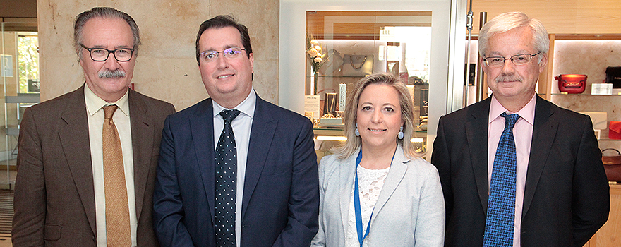 Carlos Jiménez Ruiz, Graciliano Estrada Trigueros, presidente de la Sociedad Castellano-Leonesa y Cántabra de Patología Respiratoria; Elena Bollo de Miguel, jefe de la Unidad de Neumología del Complejo Asistencial de León; y Segismundo Sola Reina, coordinador de la Unidad de Tabaquismo del Hospital General Universitario Gregorio Marañón.