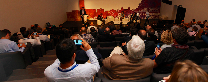 Un momento de la conferencia sobre electromedicina moderada por Rafael Cuevas.