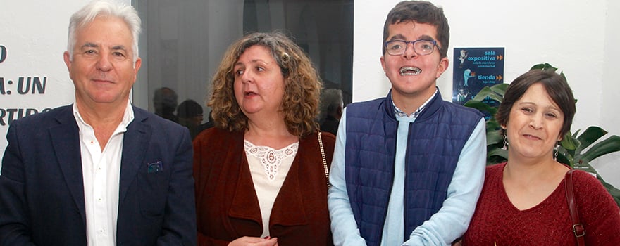 Modesto Díaz, delegado regional de Feder Extremadura, con Estrella Mayoral y Ana Cáceres, de la misma asociación, y César, un joven afectado.