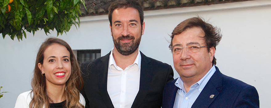 El presidente Fernández Vara junto a Alba Calderón y Juan Luengo, del Hospital San Pedro de Alcántara de Cáceres, dos de los premiados.