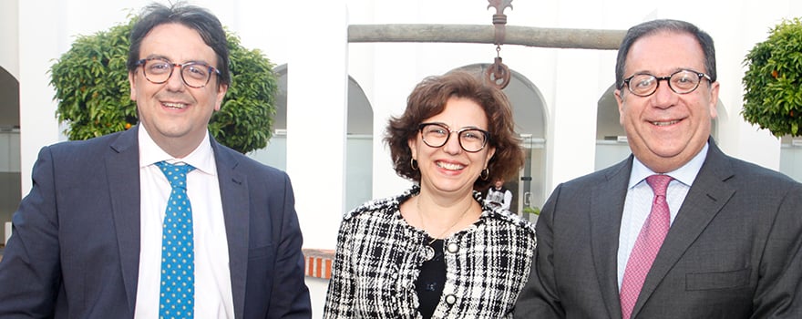 El consejero con su jefa de gabinete, Soledad Díez-Madroñera, y con Cecilio Venegas.