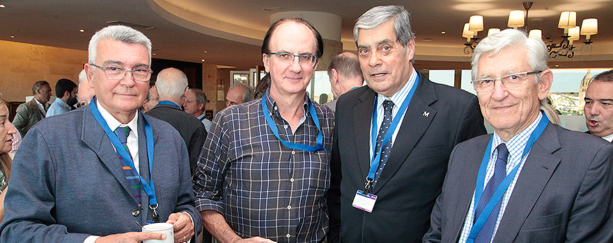 Arcadi Gual Sala, presidente de la Fundación Educación Médica; Nicolás González Mangado, jefe del Servicio de Neumología de la Fundación Jiménez Díaz; Pedro Cabrera; y José Ramón Luis-Yagüe, director de Relaciones con las Comunidades Autónomas de Farmaindustria.