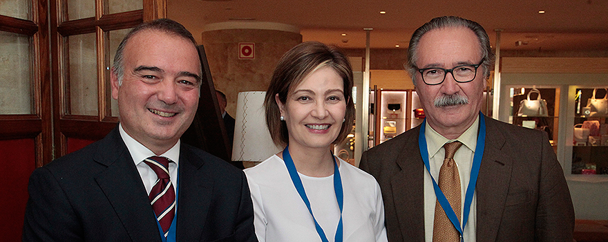 David Asín, Inmaculada Ramos, directora médico de Linde Healthcare, y Carlos Jiménez.