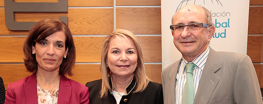 Marta Serrano, gerente de Sanidad de Aeonor; Cristina Contel; Josep Ignasi Hornos, presidente de Aces.