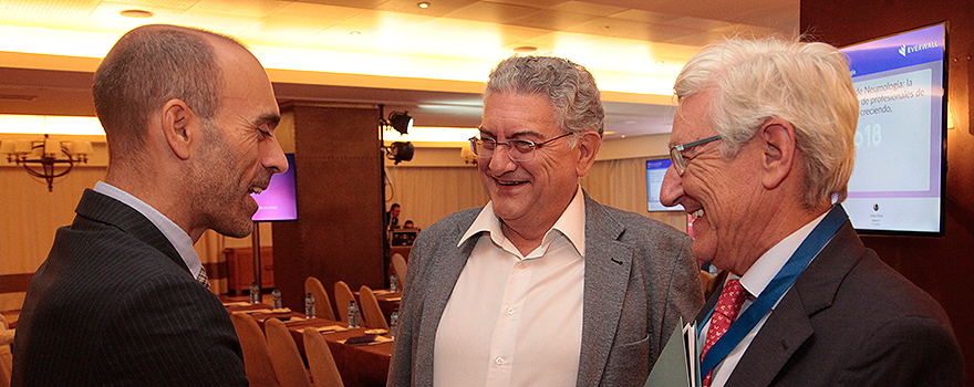 Ricardo López conversa con Agustín Rivero Cuadrado, exdirector general de Cartera Básica de Servicios del Sistema Nacional de Salud y Farmacia del Ministerio de Sanidad; y José Ramón Luis-Yagüe Sánchez, director de Relaciones con las Comunidades Autónomas de Farmaindustria.