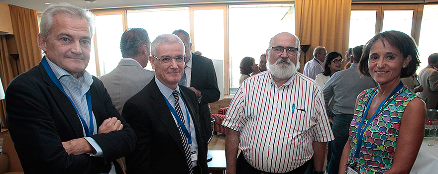 Roberto Arranz, Joan Albert Barberá Mir, jefe de Servicio de Neumología y Alergia Respiratoria del Instituto Clínico Respiratorio del Hospital Clínic de Barcelona; Javier Palicio Sopeña, presidente de la Federación Española de Asociaciones de Pacientes Alérgicos y con Enfermedades Respiratorias (Fenaer); y Belén Calabozo, representante de la Dirección Técnica de la Asistencia Farmacéutica de la Gerencia Regional de Salud de Castilla y León. 