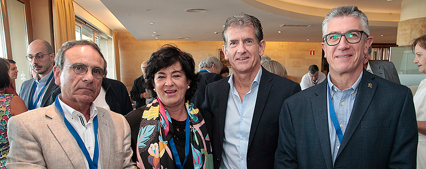 José Luis Lobo, jefe del Servicio de Neumología del Hospital Universitario de Álaba; Milagros Iriberi Pascual, jefa de Servicio de Neumología del Hospital de Cruces; Carlos Ruiz, jefe del Servicio de Neumología del Hospital San Pedro de Logroño; y Jaime Signes-Costa, neumólogo del Hospital Clínico de Valencia.