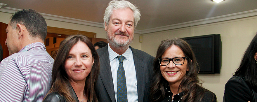 Isabel Hurtado, de MSD; Antón Herreros, y Ángela González, de Grünenthal. 