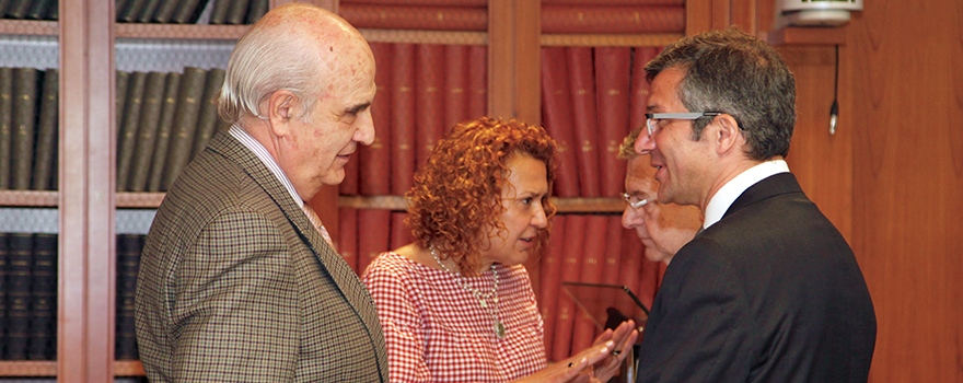 Alfonso Moreno charla con Miguel Ángel Calleja, presidente de la SEFH. Por detrás, Marisa Mantecón conversa con Pascual Marco, vicepresidente de la SEHH.