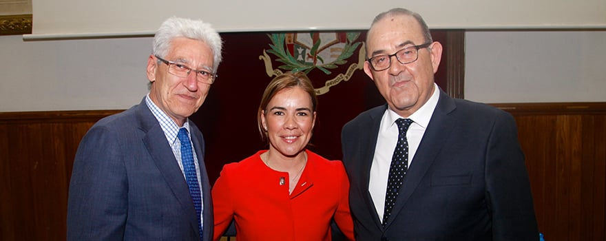 Miriam Rabaneda, de la Consejería de Sanidad de la Comunidad de madrid) junto a José Ramón Luis-Yagüe, director general de Relaciones con las CCAA de Farmaindustria