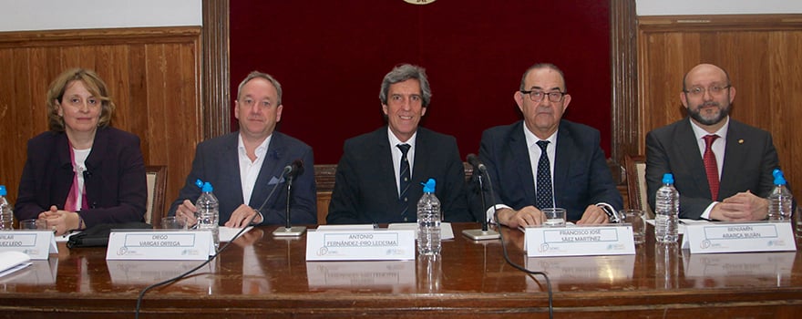 De izquierda a derecha, Pilar Rodríguez, vicepresidenta tercera de la SEMG; Diego Vargas, de la SEMG Andalucía; Miguel Ángel Sánchez Chillón, presidente del Colegio Oficial de Médicos de Madrid; Antonio Fernández-Pro, presidente de la SEMG y Francisco José Sáez, vicepresidente segundo de la SEMG. 