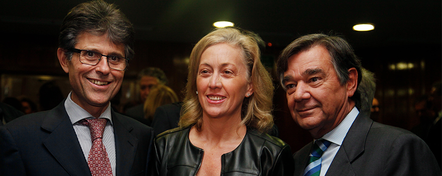 Humberto Arnés, director general de Farmaindustria; Teresa Angulo, portavoz de Sanidad del PP en el Congreso y Luis González, presidente del Colegio de Farmacéuticos de Madrid.