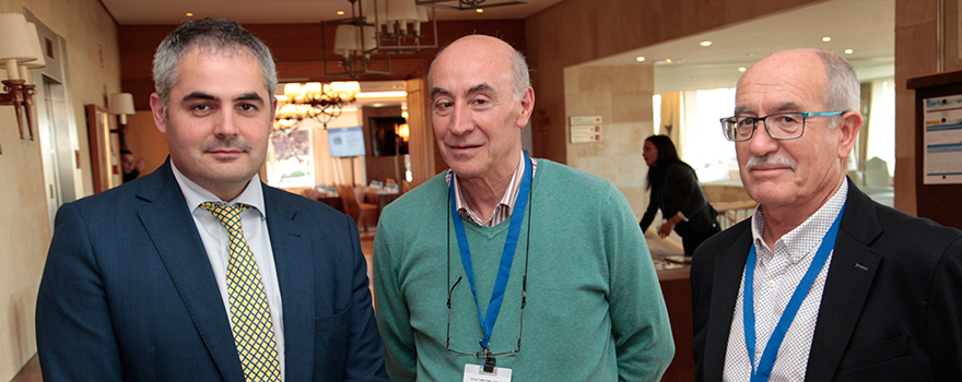 Carlos Jiménez, de General Electric Healthcare; José Luis de los Frailes, subdirector de Infraestructuras y SSGG del Hospital Universitario Fundación de Alcorcón; y Juan Sanz, responsable de Instalaciones del Hospital de Fuenlabrada.