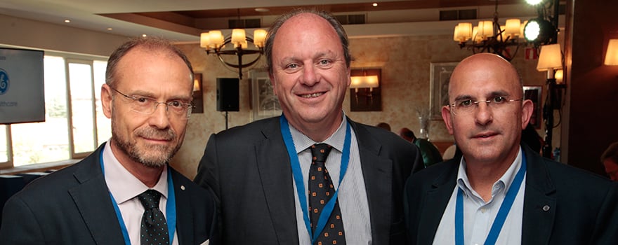 Julio Zarco, presidente de la Fundación Humans, junto a Javier Godoy, director de Carburos Médica, e Ignacio Galán, subdirector de Gestión y Mantenimiento del Complejo Asistencial de León.