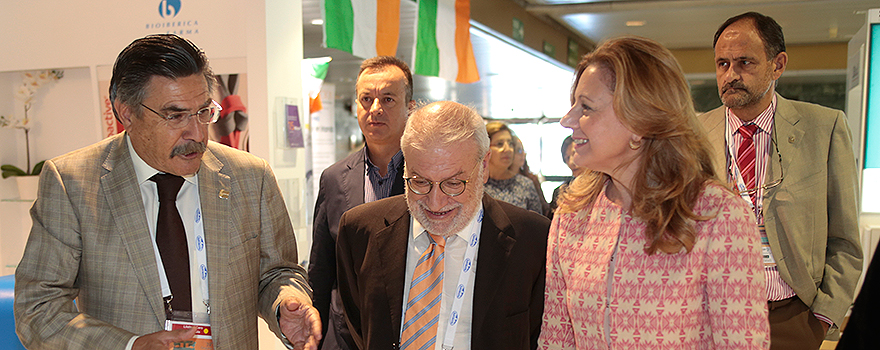Llisterri, Fernández y Álvarez charlan mientras pasean por la zona de exposición comercial del congreso.