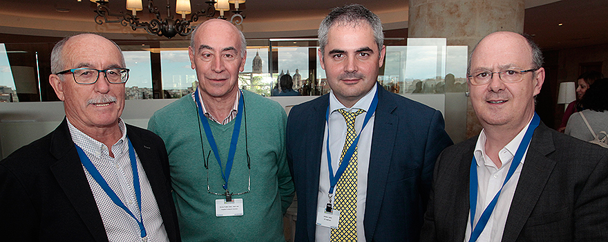 Juan Sanz, responsable de Instalaciones del Hospital de Fuenlabrada; José Luis de los Frailes, subdirector de Infraestructuras y SSGG del Hospital Universitario Fundación de Alcorcón; Carlos Jiménez, de de General Electric Healthcare; y Manuel Álvarez, director de Infraestructuras del Hospital de Burgos. 