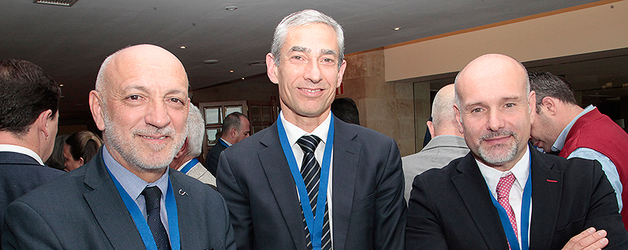 Rodrigo Gutiérrez, director general de Calidad y Humanización de la Asistencia Sanitaria de la Consejería de Sanidad de Castilla-La Mancha; Pedro Manuel López, vicepresidente de la Asociación Española de Ingeniería Hospitalaria (AEIH); y Luis Mosquera, presidente de la AEIH. 