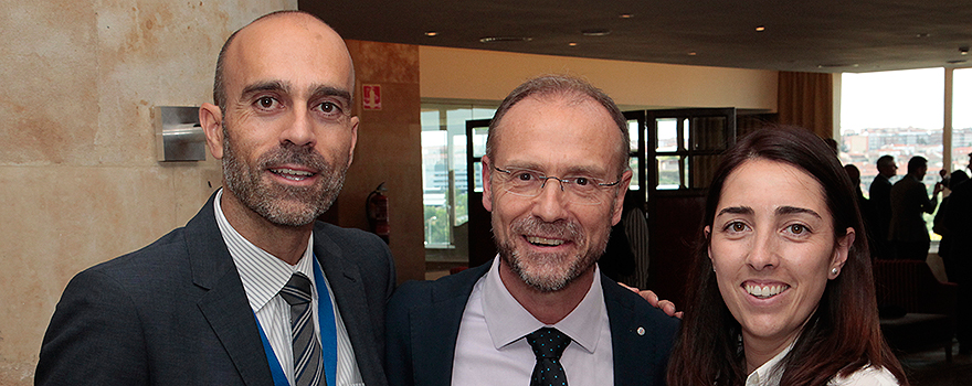 Ricardo López, director general de Sanitaria 2000; con Julio Zarco, presidente de la Fundación Humans; y Leire Sopuerta, responsable de Relaciones Institucionales de Sanitaria 2000.