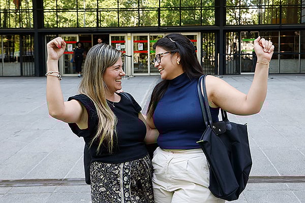 Las celebraciones tras elegir la plaza MIR no han faltado en los exteriores del Ministerio de Sanidad. 