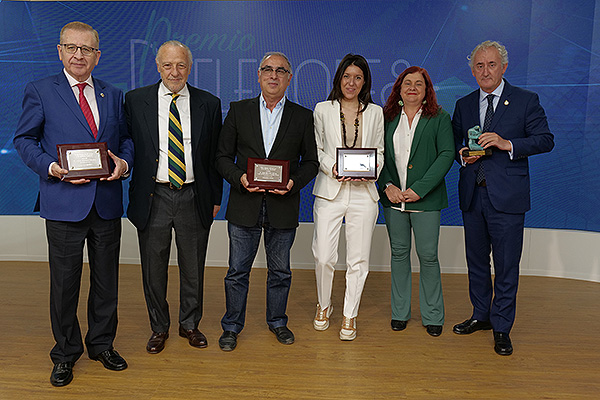 Foto de familia de los ganadores del Premio Reflexiones a la Opinión Sanitaria 2023.