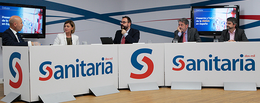 Juna Carlos Alcolea, presidente de la Junta Directiva de Nefrología de Fenin; María Dolores del Pino, presidenta de la SEN; Eduardo Ortega Socorro, periodista de Sanitaria 2000; Modoaldo Garrido, vicepresidente de Sedisa, y Juan Carlos Julián, director general de Alcer. 