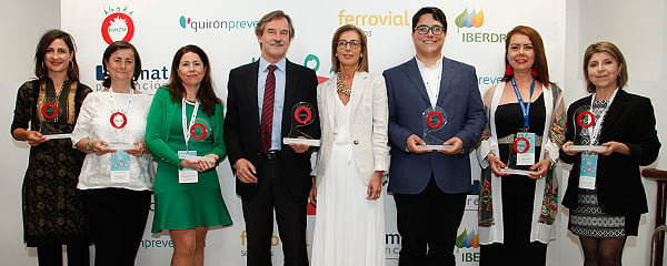 Foto de familia de los galardonados en los Premios Ágora Bienestar 2019.