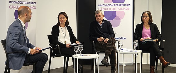 Un momento del debate con los tres ponentes y el moderador.